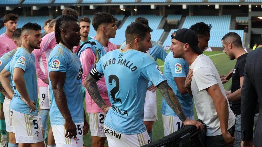 jugadores del celta con afición tras el Celta - Girona