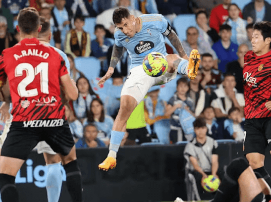 El fútbol árabe llama a la puerta de Hugo Mallo