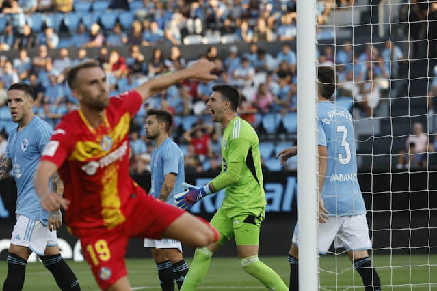 Rafa Benítez respalda a Iván Villar