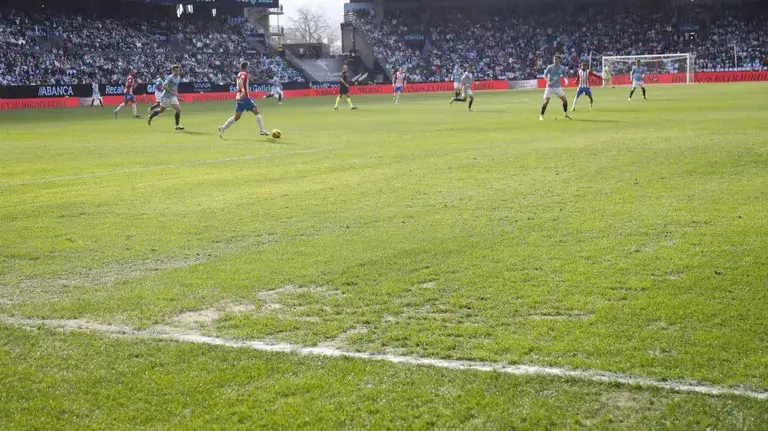El césped de Balaídos queda intratable tras los partidos del domingo